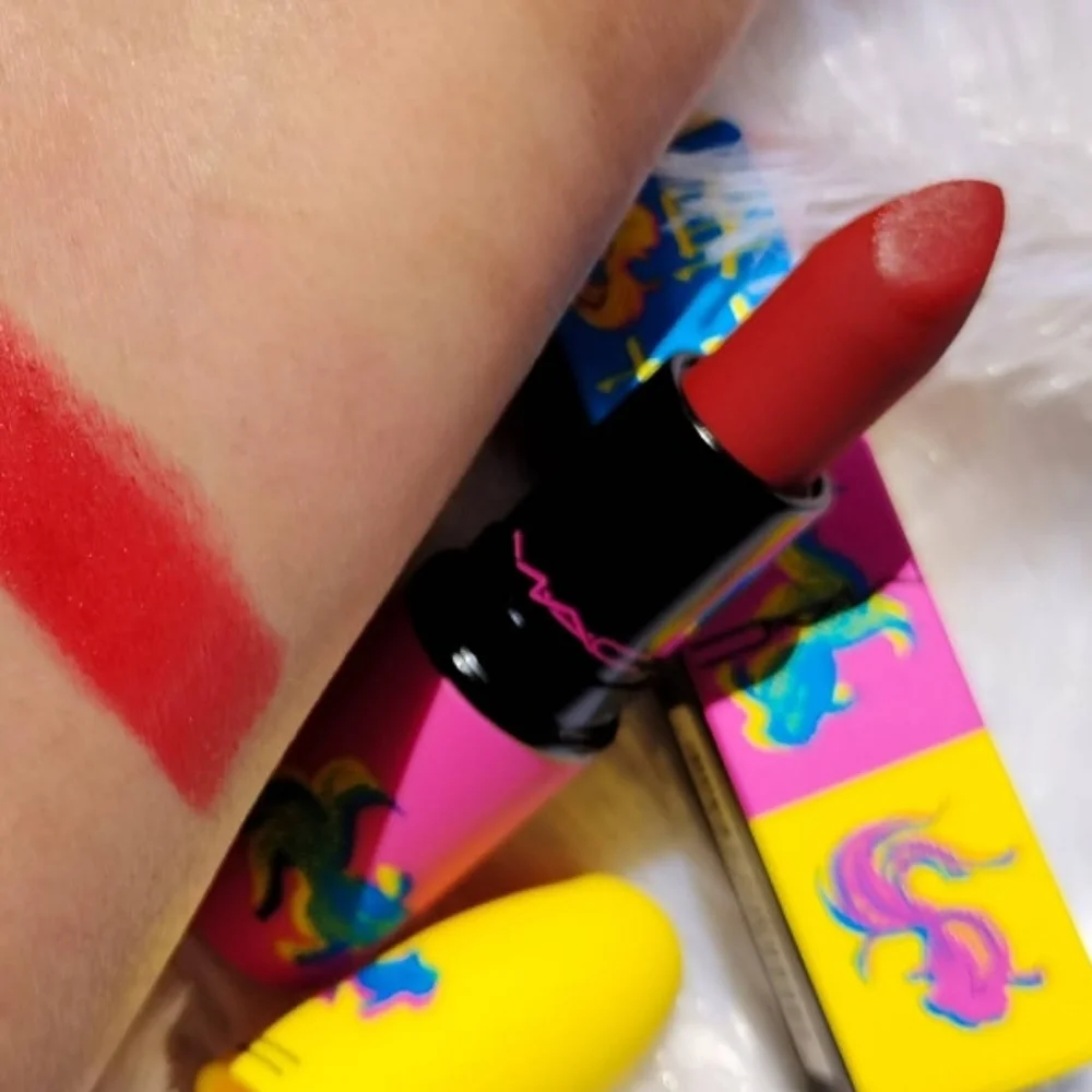 🧚‍♀️HEALTHY WEALTHY & THRIVING MAC DISCONTINUED Powder Kiss Lipstick NWT